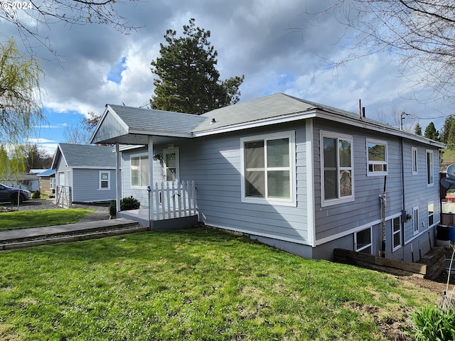 view of front of home with a front lawn