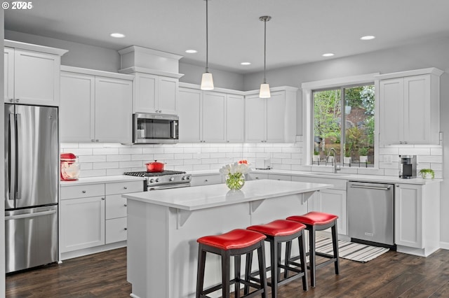 1010 NW 1st St, Dundee, OR 97115 - kitchen with tasteful backsplash, a sink, stainless steel appliances, light countertops, and dark wood-style floors