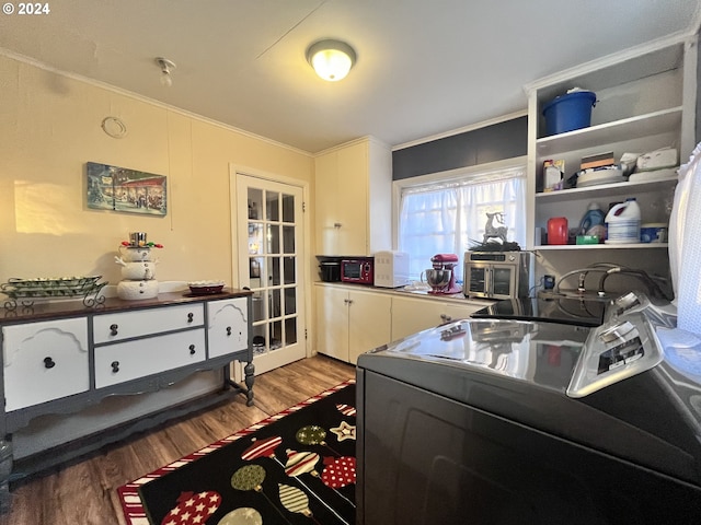 kitchen with hardwood / wood-style floors, range, and crown molding