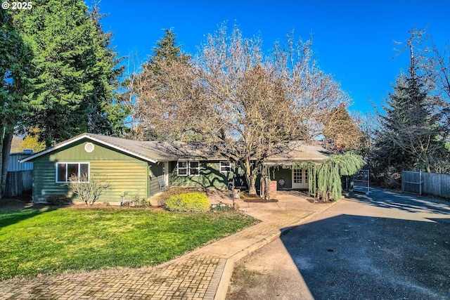 view of front of house featuring a front lawn