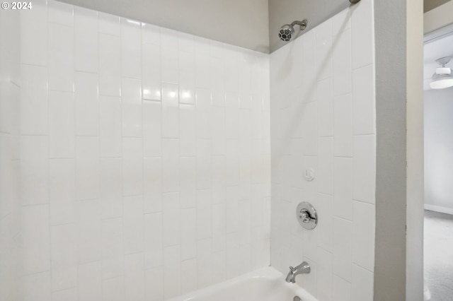 bathroom with tiled shower / bath