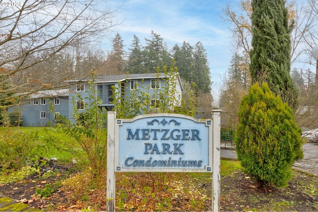 view of community / neighborhood sign