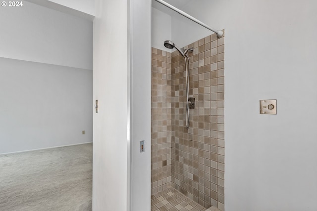 bathroom featuring tiled shower