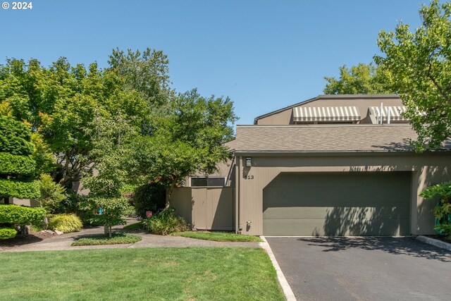 view of front of home featuring a front yard