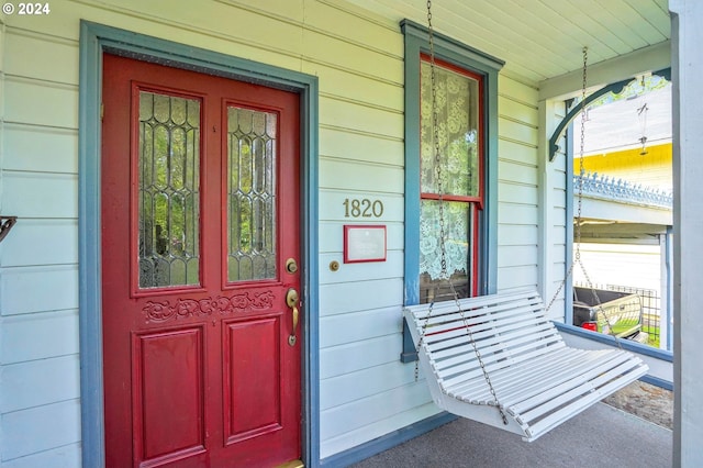 property entrance featuring a porch