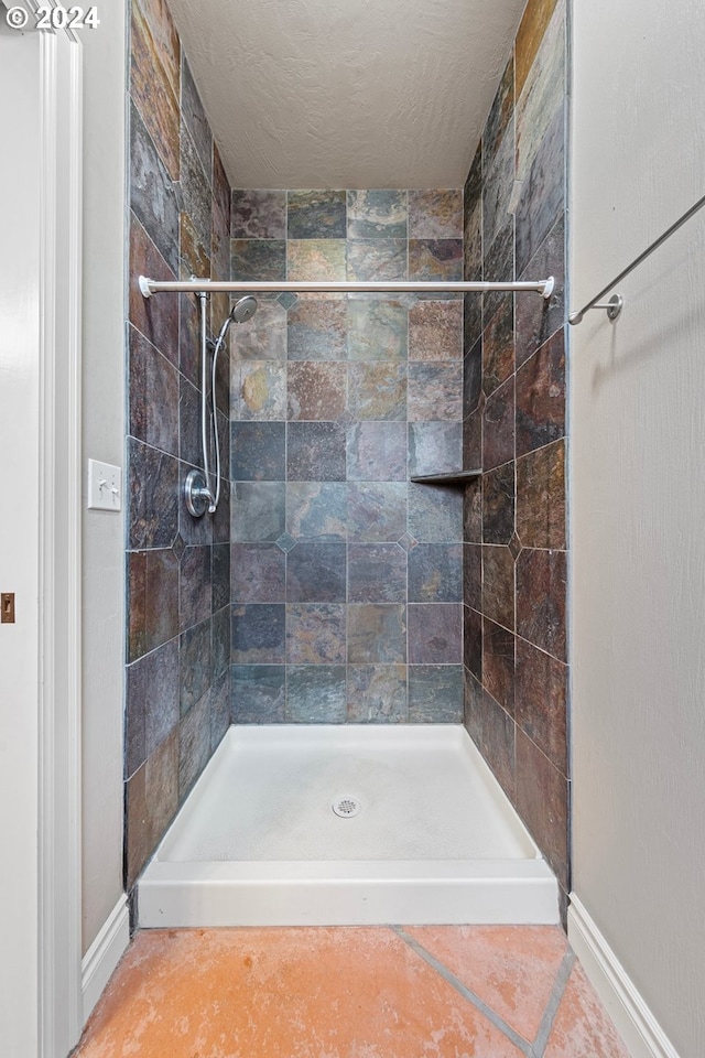 bathroom featuring a tile shower