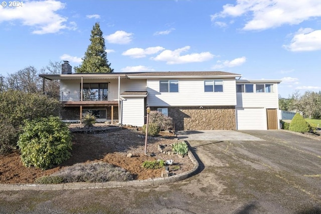 view of front facade featuring a garage