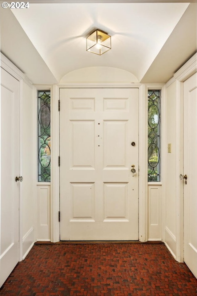 entryway featuring lofted ceiling