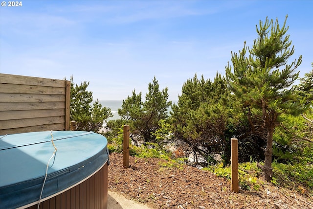 view of yard with a hot tub