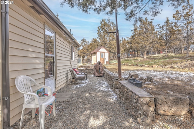 view of yard featuring a shed