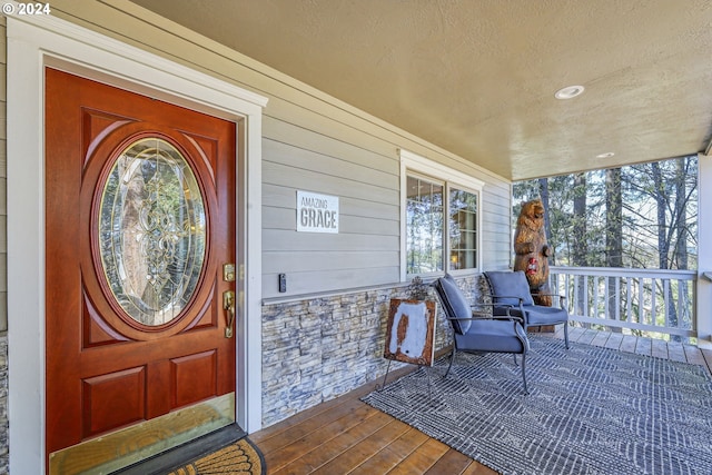 entrance to property featuring covered porch