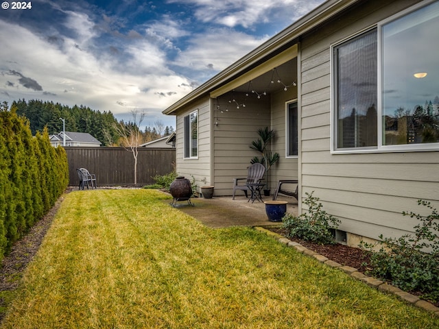 view of yard with a patio