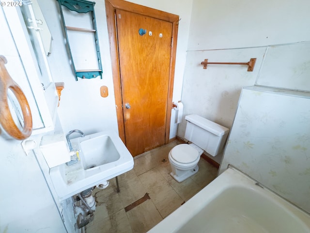 bathroom featuring toilet and a bathtub