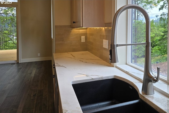 3404 River Heights Dr, Springfield, OR 97477 - kitchen featuring a sink, plenty of natural light, baseboards, and dark wood-type flooring