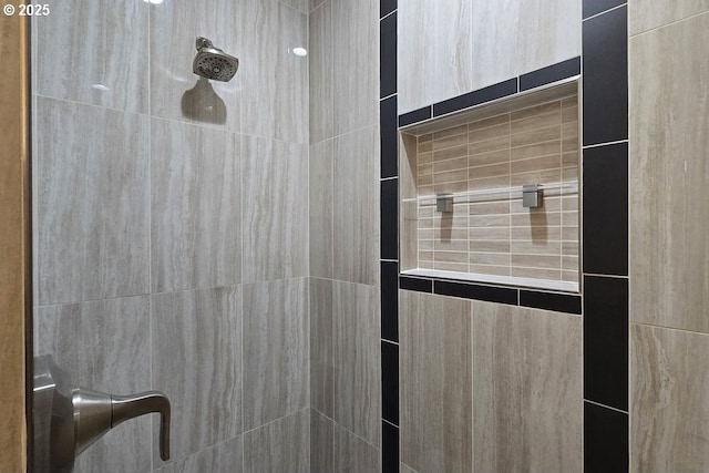 3404 River Heights Dr, Springfield, OR 97477 - bathroom featuring a tile shower