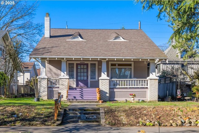 view of front of property featuring a front yard and a porch