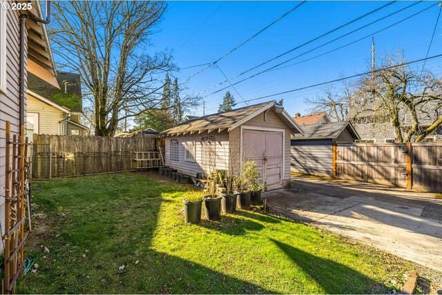 view of yard with a storage shed