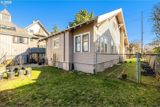 view of side of property featuring a lawn