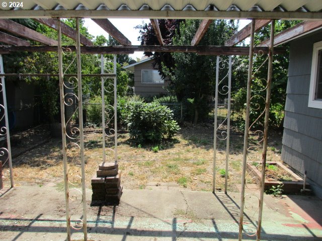 view of yard featuring a pergola