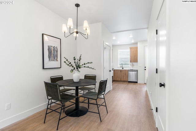 dining room featuring light hardwood / wood-style flooring, a notable chandelier, and sink