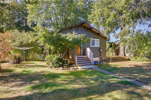 view of front of house featuring a front lawn