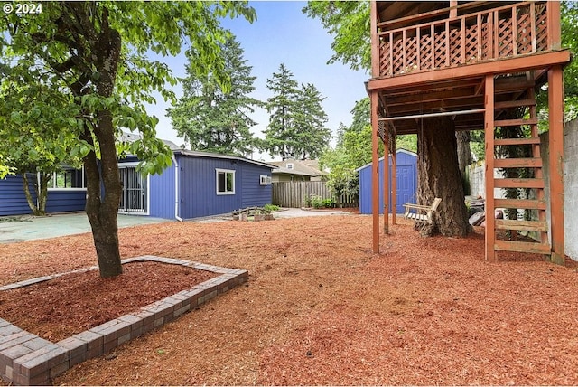 view of yard featuring a storage shed