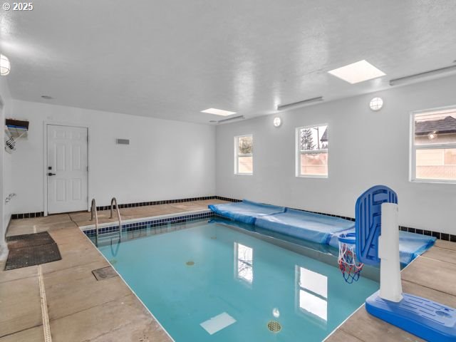 724 Kayla Way, Monmouth, OR 97361 - view of swimming pool