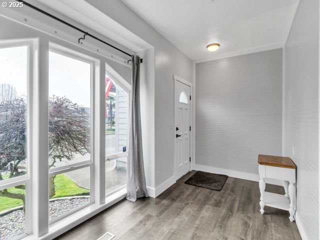 724 Kayla Way, Monmouth, OR 97361 - entryway featuring baseboards and wood finished floors