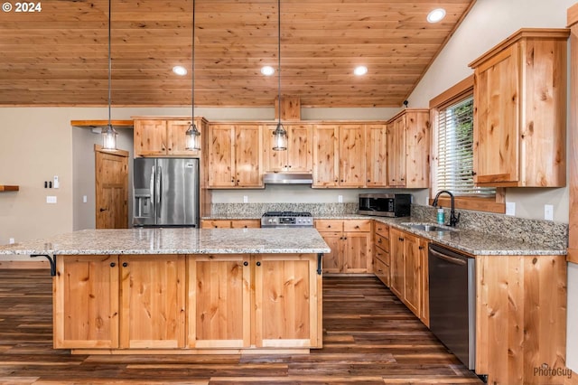 kitchen featuring a center island, sink, dark hardwood / wood-style flooring, stainless steel appliances, and vaulted ceiling