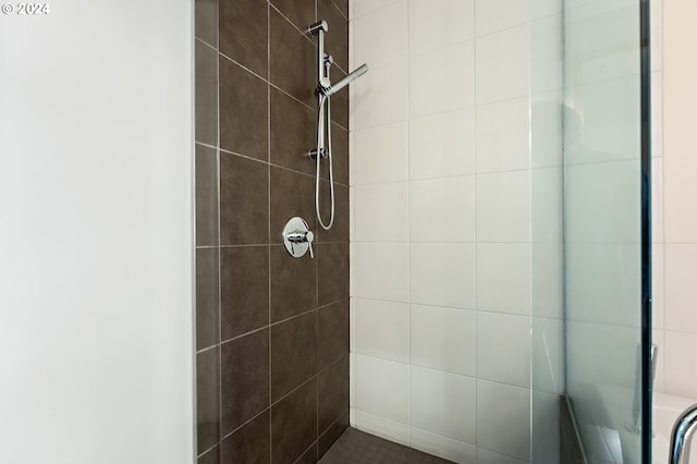 bathroom featuring tiled shower