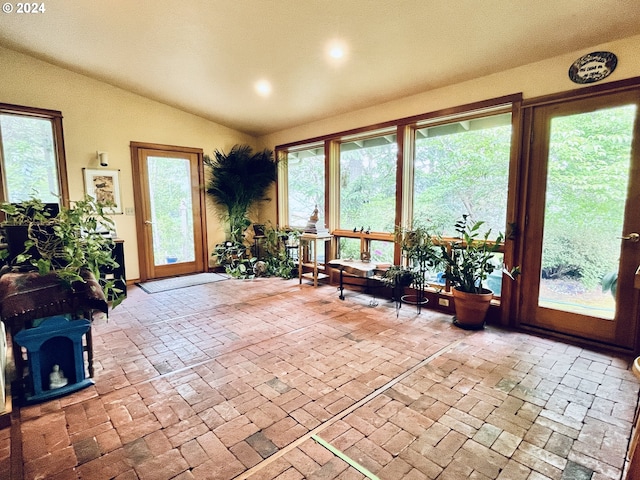 242 Rocky Point Ln, Roseburg, OR 97471 - sunroom / solarium with lofted ceiling