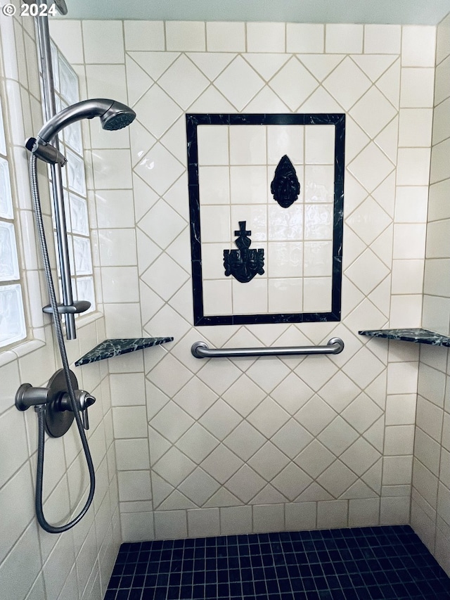 242 Rocky Point Ln, Roseburg, OR 97471 - bathroom with tiled shower