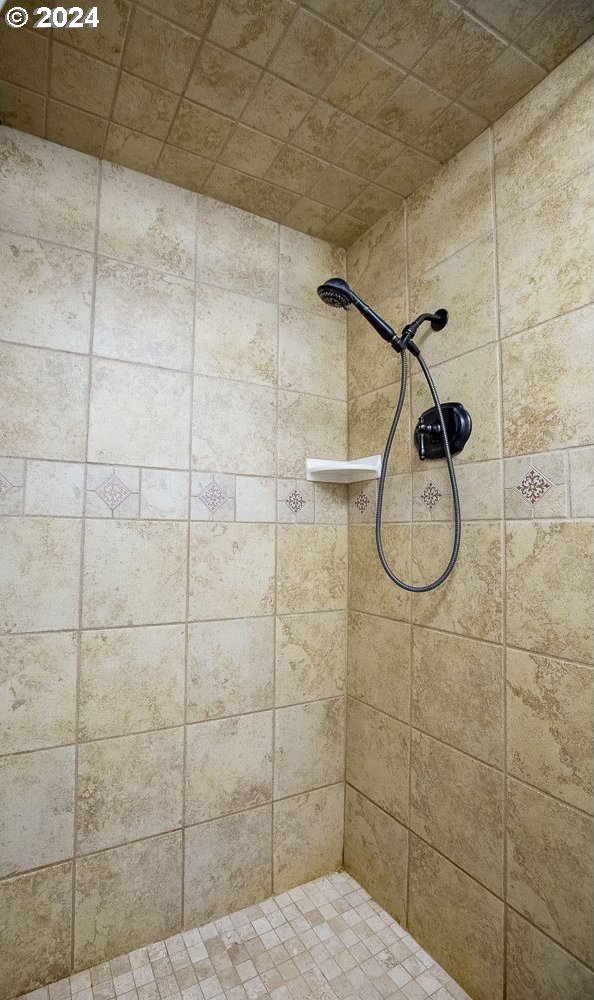 bathroom featuring tiled shower