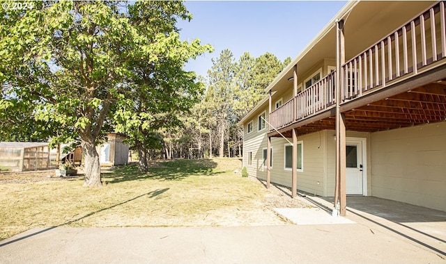 view of yard with a shed