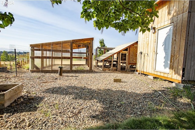 view of yard with an outbuilding