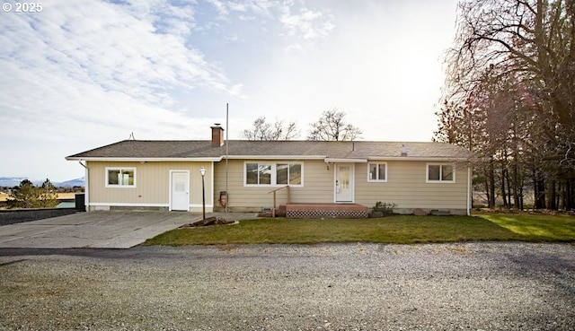 single story home featuring a front yard