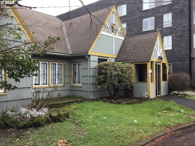 view of side of property featuring a lawn