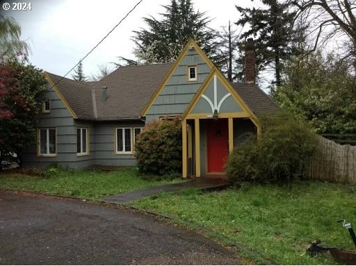 view of front of house featuring a front yard