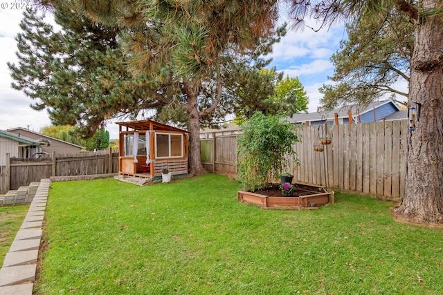 view of yard featuring an outbuilding