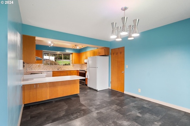 kitchen featuring tasteful backsplash, white appliances, kitchen peninsula, pendant lighting, and an inviting chandelier