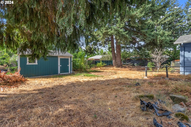 view of yard featuring an outbuilding