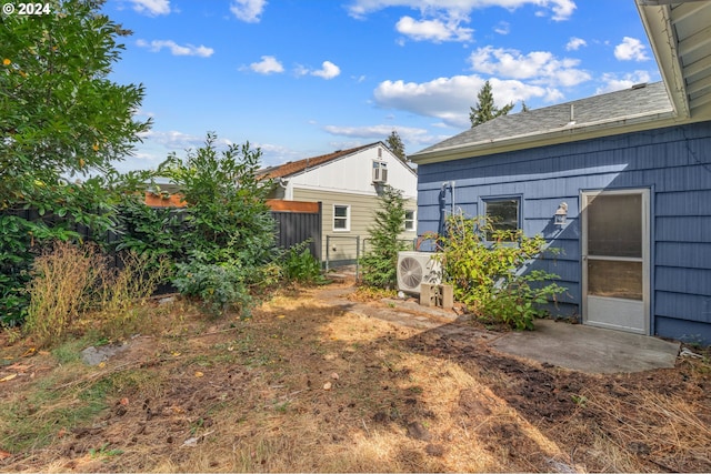 view of yard featuring a storage shed