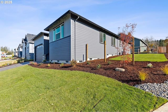 view of side of property featuring a lawn