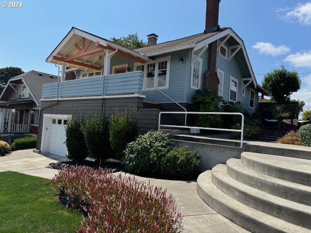 view of front of home featuring a balcony