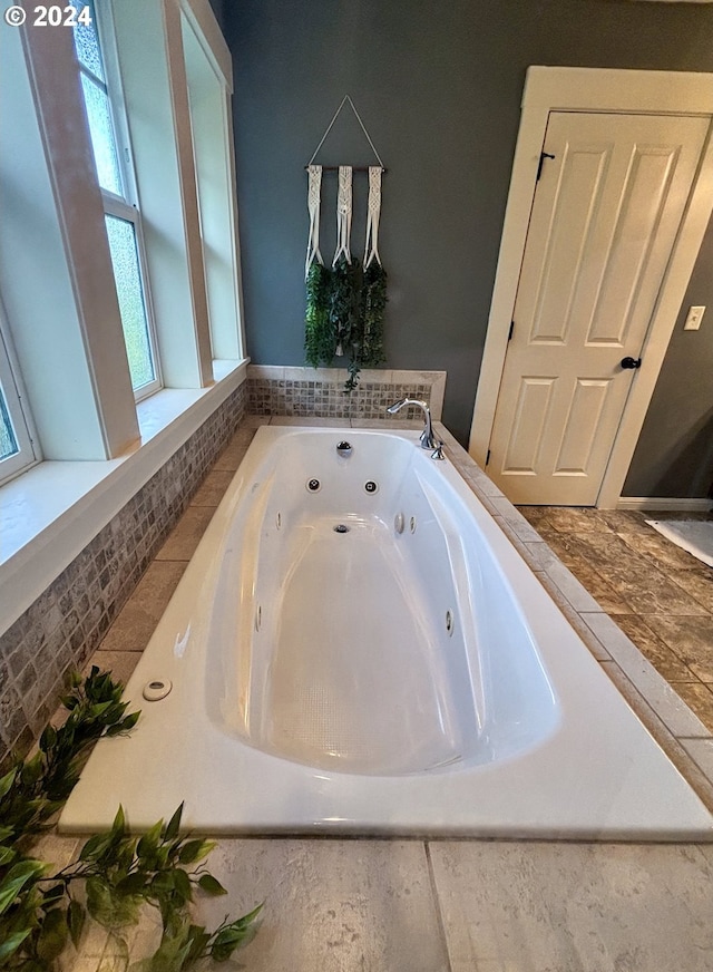 bathroom featuring tiled tub