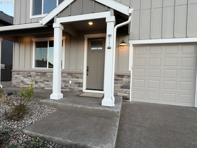 property entrance featuring a porch