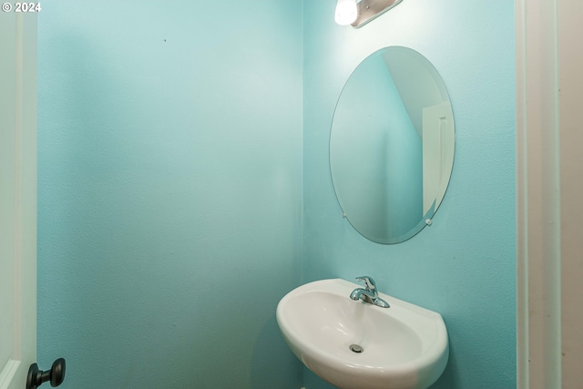 bathroom featuring sink