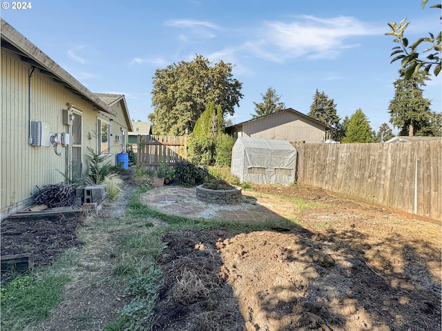 view of yard featuring a storage unit