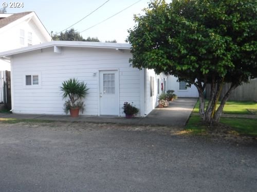 160 Spring St, Gardiner, OR 97441 - view of side of home
