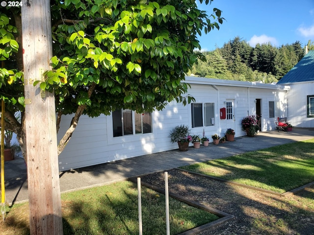 view of front facade with a front yard